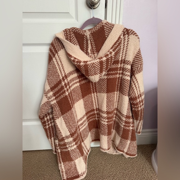 Super soft and stretchy Pink Lily sweater, size Medium - Picture 2 of 3